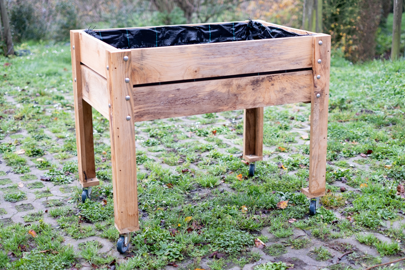 Moestuinbak op wielen -  kastanjehout  - 60x100 - €90
